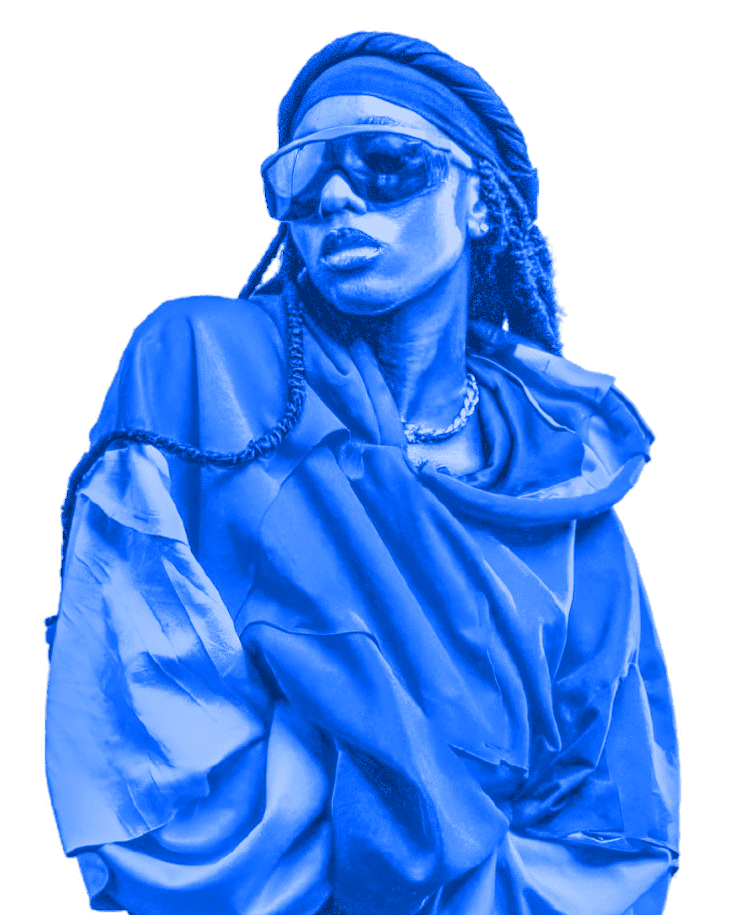 Imagen en tono azul de una modelo luciendo una sudadera y gafas de sol de una nueva colección.